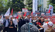 Memurlar Taleplerini “Sabır Taşı” Eylemiyle Bakanlık Önünde Dile Getirdi