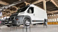 2,5 Tonluk Minibüsü Sandalyeyle Taşıdı! İlginç Dayanıklılık Testi