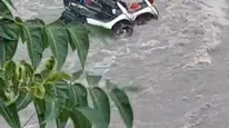 Ankara'da Sel Suları Kurye Motosikletlerini Sürükledi