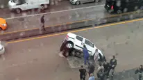 Ankara'da Sağanak Etkili Oldu: Yol Çöktü, Araç Çukura Düştü