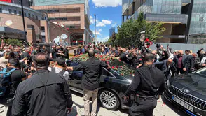 Kılıçdaroğlu CHP Genel Merkezi’nde Çiçeklerle Karşılandı