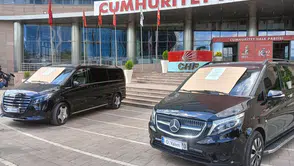 CHP Genel Merkezi’nde Sergilenen Lüks Araçlar Gündem Oldu