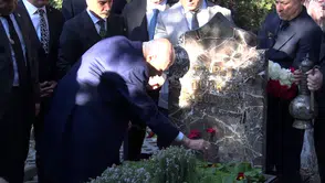 Devlet Bahçeli Bayram Namazı Sonrası Türkeş’in Kabrini Ziyaret Etti