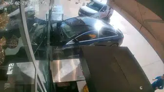 Etimesgut’ta Kontrolden Çıkan Otomobil Pastaneye Girdi: O Anlar Kamerada