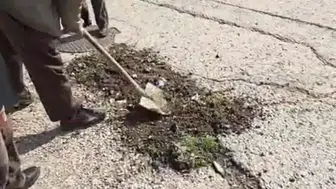 Mamak’ta Vatandaşlar İsyan Etti: Köstebek Yuvasına Dönen Yolu Kendileri Onardı