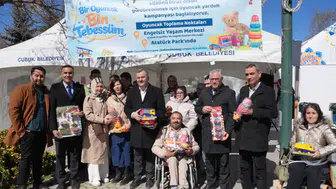 Çubuk Belediye Başkanı Demirbaş'tan Depremzede Çocuklara Oyuncak Desteği