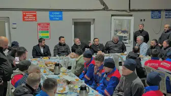 Sincan Belediye Başkanı Ercan Gece Mesaisindeki Ekibiyle Sahur Yaptı