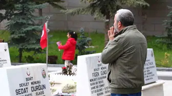 Bayram Öncesi Cebeci Askeri Şehitliği'nde Gözyaşları Sel Oldu