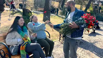 'Çiçek Doktoru' Dünya Kadınlar Günü'nde Ankara'da Karanfil Dağıtarak Kadına Şiddete Dikkat Çekti