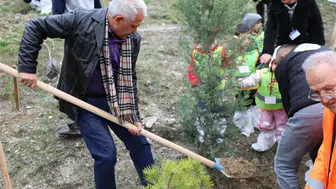 Başkan Şahin Öğrencilerle Fidan Dikti