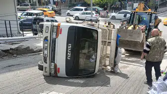 Ankara’da Yokuşta Kontrolden Çıkan Kamyonet Devrildi