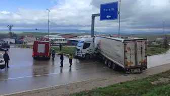 Ankara’da Yağışlı Havada Kaza: Tır Refüje Çarptı, 1 Yaralı
