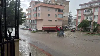 Ankara’da Sağanak Yağış Sokakları Göle Çevirdi