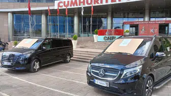 CHP Genel Merkezi’nde Sergilenen Lüks Araçlar Gündem Oldu
