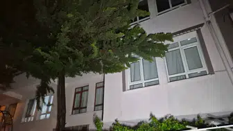 Keçiören’de Ağaç Yangını Daireyi Kullanılamaz Hale Getirdi