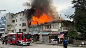 Kızılcahamam’da İki Katlı Binanın Çatısında Yangın Çıktı