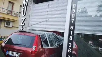 Ankara Keçiören’de Kontrolden Çıkan Araç Dükkana Girdi