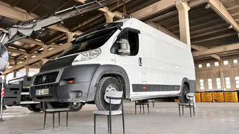 2,5 Tonluk Minibüsü Sandalyeyle Taşıdı! İlginç Dayanıklılık Testi