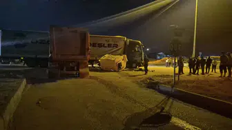 Ankara Sincan'da Hafriyat Kamyonu Tıra Çarptı: 1 Yaralı