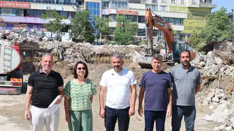 Pursaklar'da Eski Binanın Yerine Kent Meydanı Geliyor