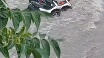 Ankara'da Sel Suları Kurye Motosikletlerini Sürükledi
