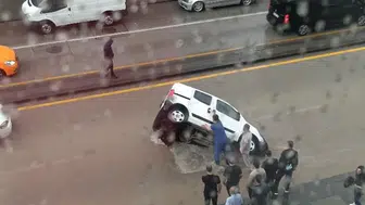 Ankara'da Sağanak Etkili Oldu: Yol Çöktü, Araç Çukura Düştü