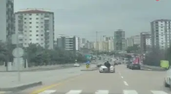 Etimesgut’ta Dehşet: Sürücü Kursu Eğitmeni Tartıştığı Kişiyi Kaputta Kilometrelerce Sürükledi