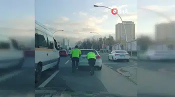 Ankara’da İftar Saatinde Yolda Kalan Sürücüye Trafik Polislerinden Destek