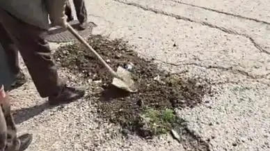 Mamak’ta Vatandaşlar İsyan Etti: Köstebek Yuvasına Dönen Yolu Kendileri Onardı