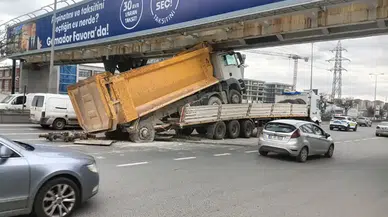 Ankara’da Tıra Yüklü Hafriyat Kamyonu Üst Geçide Çarptı: Trafik Aksadı