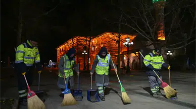 ABB Ramazan'da Cami ve Meydanları Gece Geç Saate Kadar Temizliyor