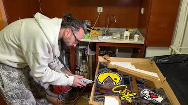 Ankara’da Kırık Kaldırım Taşlarını Sanatçı Onardı: “Bu İş Belediyenin”