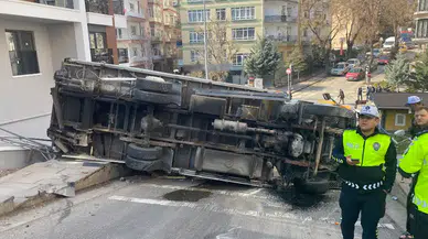 Devrilen Kamyonetin Kaza Anı Güvenlik Kamerasında