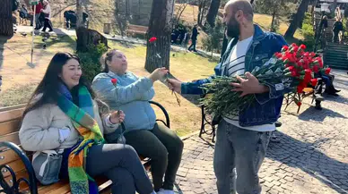 'Çiçek Doktoru' Dünya Kadınlar Günü'nde Ankara'da Karanfil Dağıtarak Kadına Şiddete Dikkat Çekti