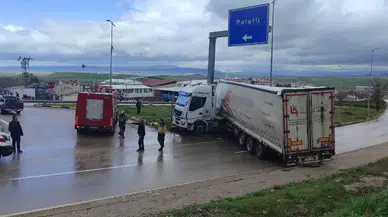 Ankara’da Yağışlı Havada Kaza: Tır Refüje Çarptı, 1 Yaralı