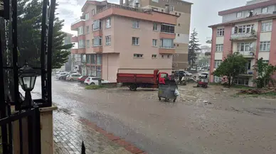 Ankara’da Sağanak Yağış Sokakları Göle Çevirdi