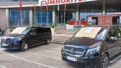 CHP Genel Merkezi’nde Sergilenen Lüks Araçlar Gündem Oldu