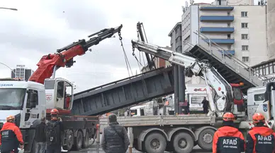 Ankara’da Damperi Açık Kamyon Üst Geçide Çarptı: 3 Yaralı