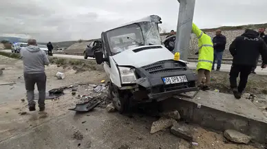 Elmadağ’da Feci Kaza: Minibüs Tabelaya Çarptı, 1 Kişi Hayatını Kaybetti