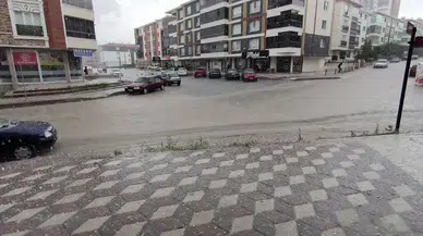 Ankara’da Şiddetli Yağmur ve Dolu Sokakları Göle Çevirdi