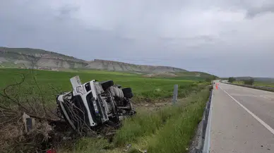 Ankara Beypazarı’nda Tır Şarampole Devrildi: 1 Ağır Yaralı