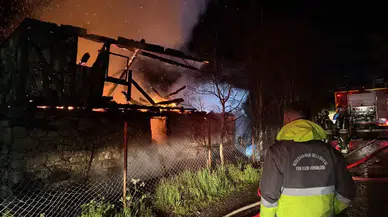 Kızılcahamam’da Köy Evine Yıldırım Düştü: Yangın Çıktı