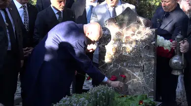 Devlet Bahçeli Bayram Namazı Sonrası Türkeş’in Kabrini Ziyaret Etti