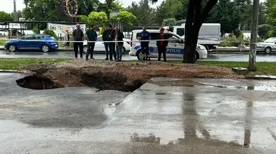 Ankara’da Sağanak Yağış Sonrası Yol Çöktü