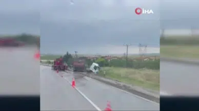 Ayaş’ta Yağış Nedeniyle Kontrolden Çıkan Tır Devrildi