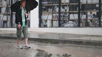 Ankara’da sağanak yağış etkili oldu: Sokaklarda su birikintisi oluştu