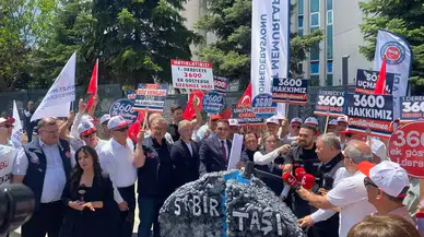 Memurlar Taleplerini “Sabır Taşı” Eylemiyle Bakanlık Önünde Dile Getirdi