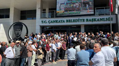 Çankaya Belediyesine Operasyon Sonrası Belediye Önünde Yoğunluk Yaşandı