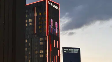 Trump'ın Kalacağı Otelde Erdoğan ve Trump Fotoğrafı Yansıtıldı