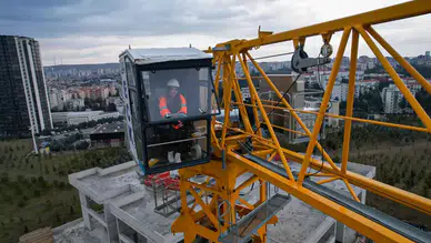 20 Yaşındaki Mezra Coşkun Ankara’da Kule Vinç Operatörü Oldu: “Ekmeğimi Gökyüzünde Kazanıyorum”